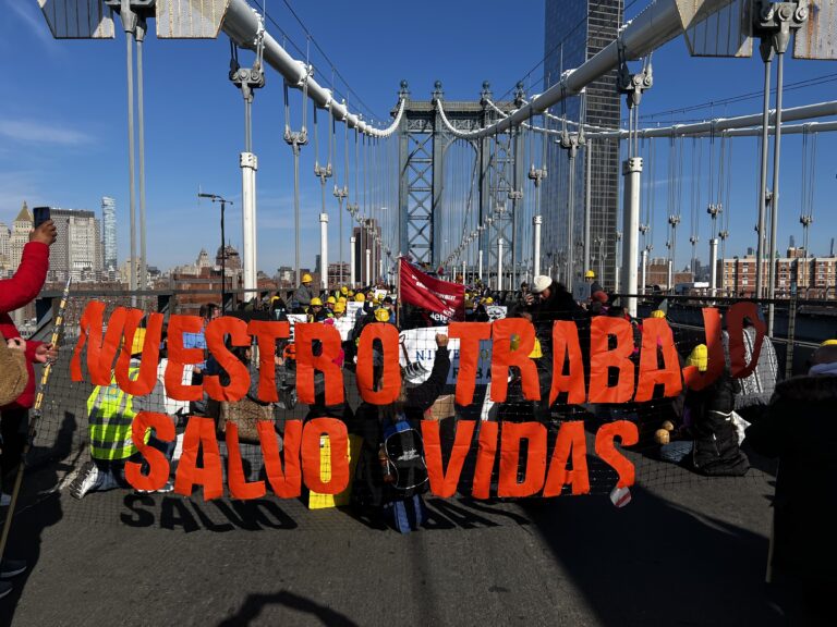 Marcha en Nueva York cierra el puente de Manhattan para pedir un fondo de desempleo de $500 millones