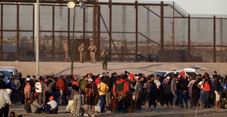 El Senado de Texas tramita un proyecto de ley que permitirá a la policía estatal detener a migrantes en la frontera