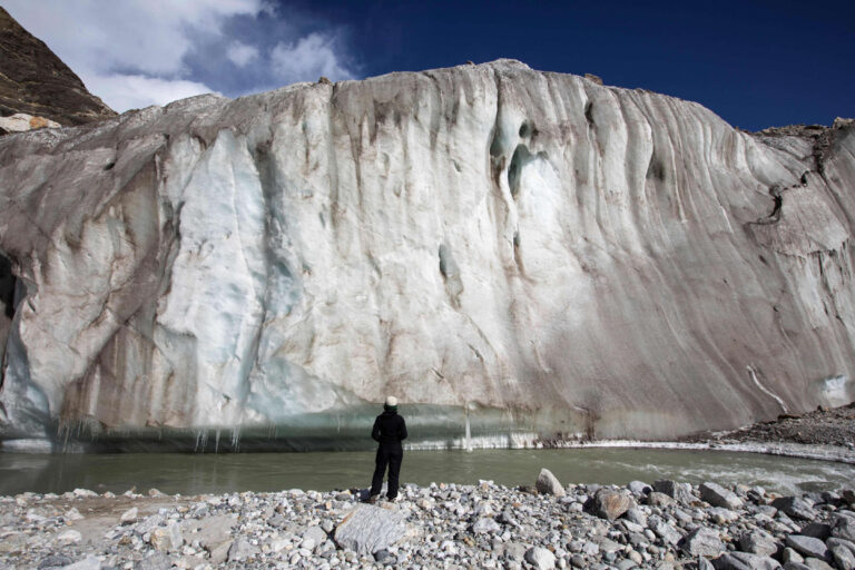 Los científicos advierten que el derretimiento acelerado del glaciar del Himalaya amenaza la vida de miles de millones