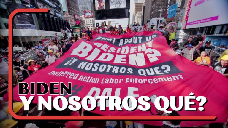 Trabajadores migrantes develan pancarta masiva en Times Square para aumentar la presión política sobre el Presidente Biden: “¿Qué hay de nosotros, presidente Biden?”