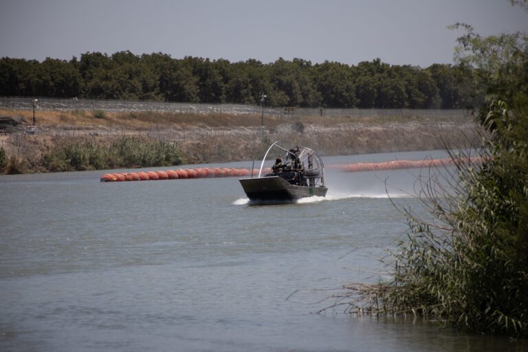 La barrera flotante y el complejo industrial fronterizo