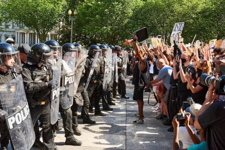 La policía intensifica la represión contra periodistas estadounidenses que cubren protestas