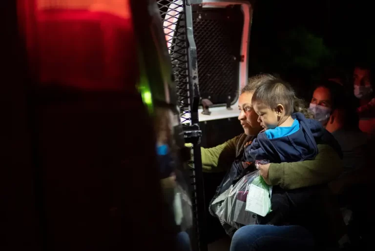 Las detenciones en la frontera aumentaron en julio, un golpe para el plan migratorio de Biden