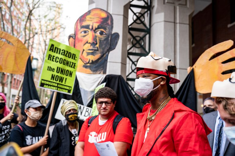 La NLRB acusa a Amazon de llamar ilegalmente a la policía contra los trabajadores para derrotar la campaña sindical