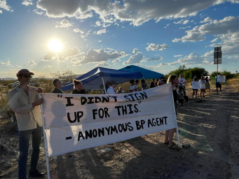 Residentes y activistas de Ajo protestan contra las condiciones inhumanas de los solicitantes de asilo