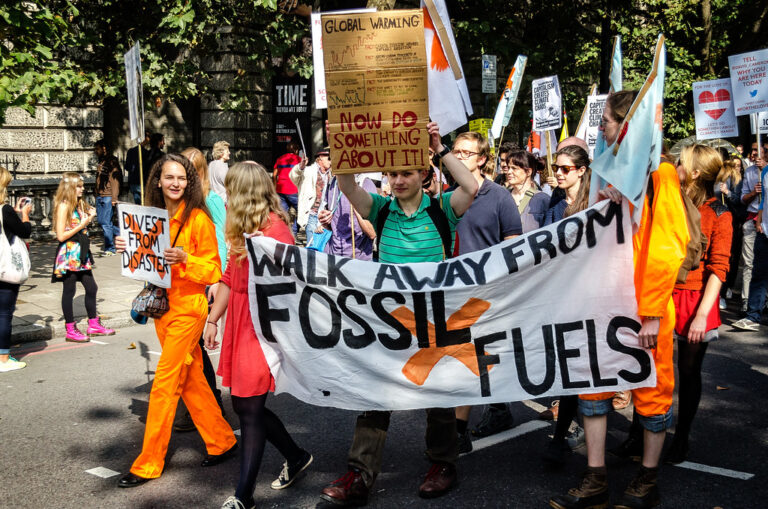 Luchando por el clima, estudiantes se manifiestan contra Trump