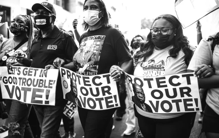 “Parodia para la democracia”: un tribunal destruye una parte clave de la ley de derecho al voto