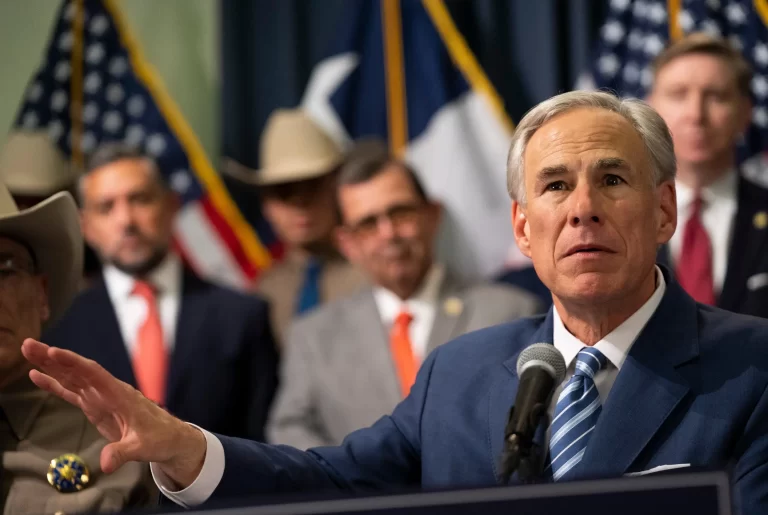 El gobernador Greg Abbott firma un proyecto de ley que convierte la inmigración ilegal en un delito estatal