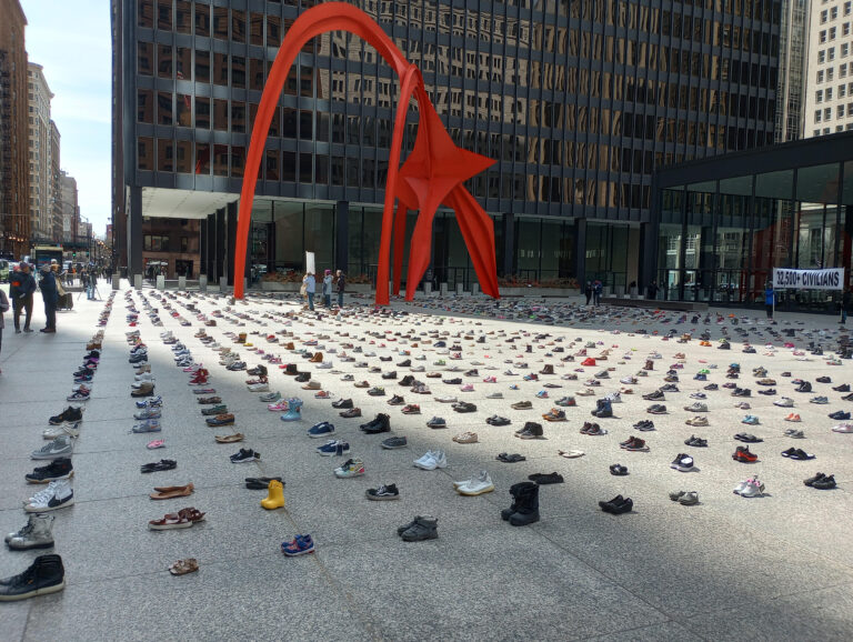 Una vigilia para la paz en Gaza en la Plaza Federal de Chicago.