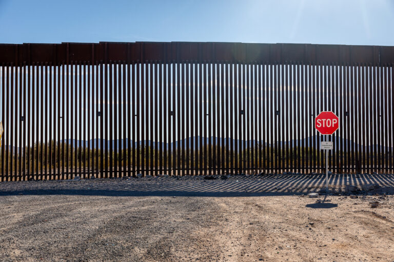 Los federales no pueden destruir el alambre de espino que Texas instaló cerca de Eagle Pass, según un tribunal de apelación