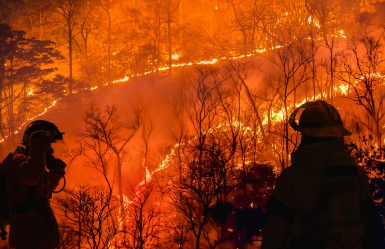 Angelinos traicionados durante los incendios, cada vez más graves