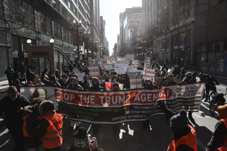 2,500 personas marchan en Chicago en medio de vientos helados para frenar la agenda de Trump