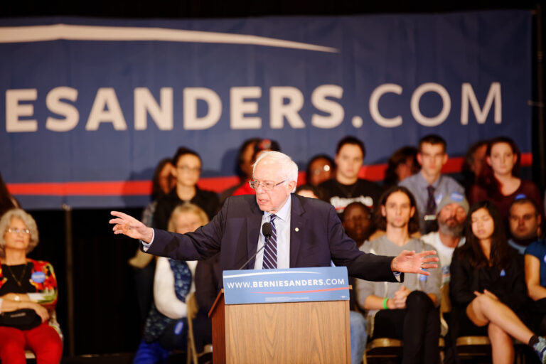Más de 10.000 personas acuden a Warren (Michigan) para “luchar contra la oligarquía” con Bernie Sanders
