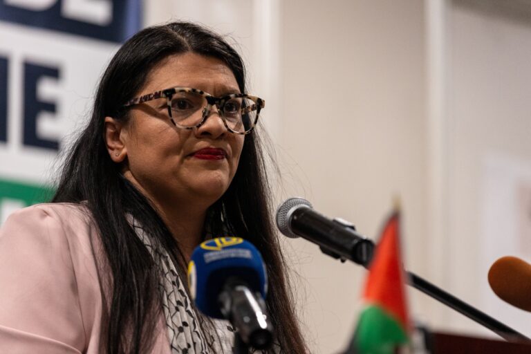 Tlaib: Los demócratas se enfurecen sobre filtración del chat sobre ataques aéreos de Yemen, pero no sobre el ataque aéreo mismo