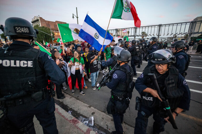 Los Ángeles: Resistimos pacíficamente: Personas desarmadas bajo ataque