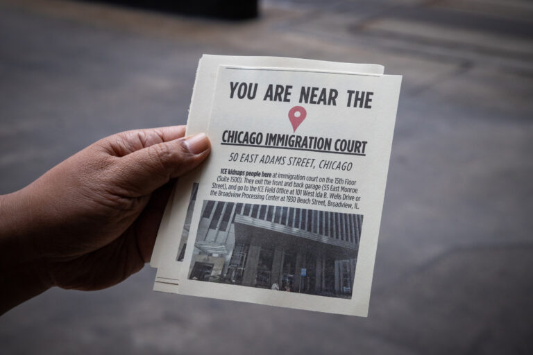 Chicagoans continúan luchando por sus vecinos inmigrantes