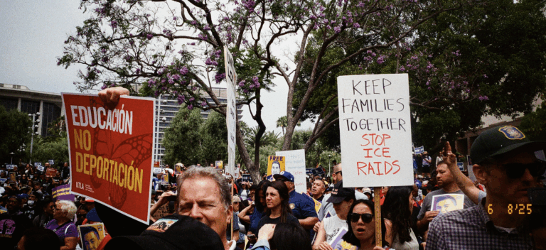 Juez de Los Ángeles ordena a ICE a detener las “redadas indiscriminadas” de inmigrantes mediante perfiles raciales