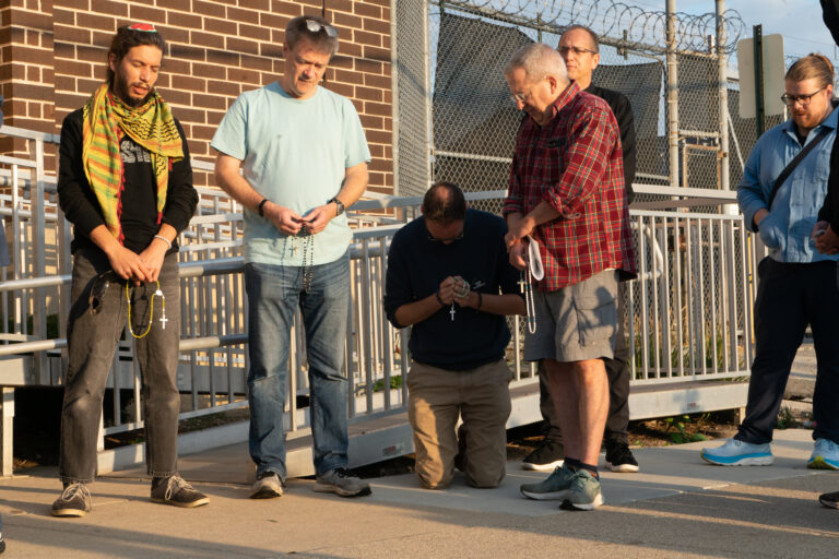 “Den un paso al frente y alcen la voz”: Pastores de Chicago lideran la lucha contra las detenciones de ICE