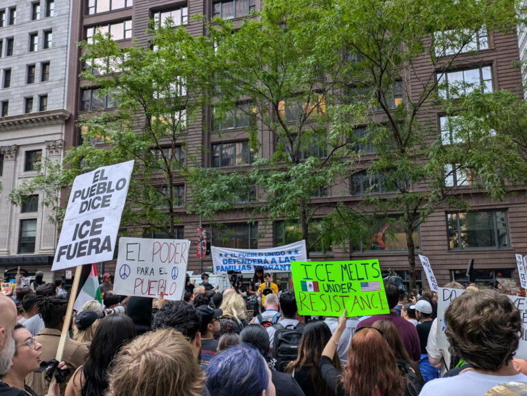 Palabras de bienvenida, acciones hostiles: un patrón de prejuicio contra los inmigrantes no europeos