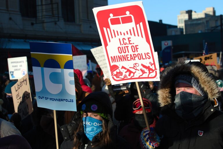 “Absolutamente abominable”: ICE saca a niños pequeños de escuelas de Minnesota y los envía a Texas.