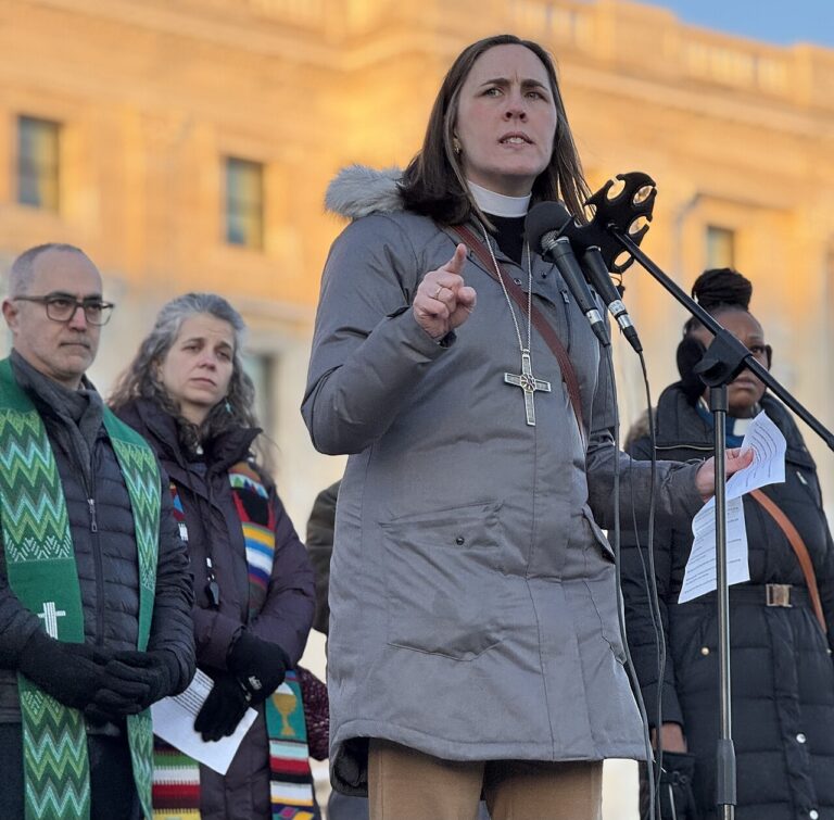 Seguro para ICE, inseguro para quienes buscan refugio: cómo el Estado recuperó el control de la Iglesia.