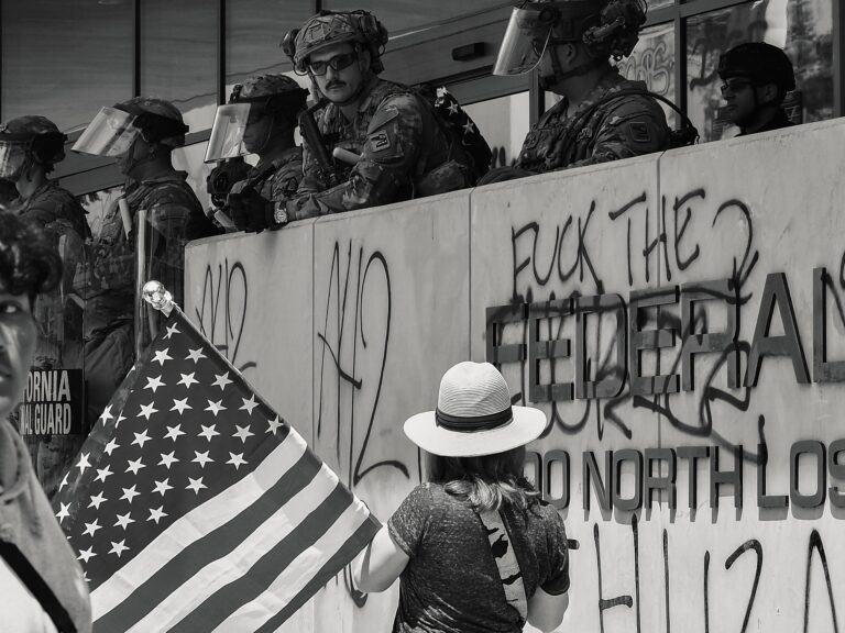 Persona bajo custodia de ICE está en huelga de hambre después de 10 meses en aislamiento