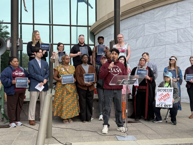 Activistas de Atlanta exigen: “Saquen a ICE de Home Depot ahora”.