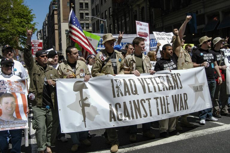 Mientras Trump amenaza a Irán, veteranos arrestados protestan contra la “máquina de guerra” en el Capitolio de Estados Unidos.