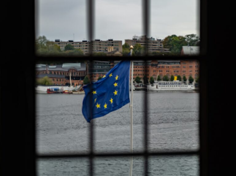 UE: El Parlamento Europeo da luz verde a planes punitivos de detención y deportación.