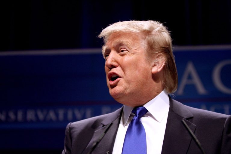 Trump exige el fin de la ciudadanía por nacimiento antes de la decisión de la Corte Suprema