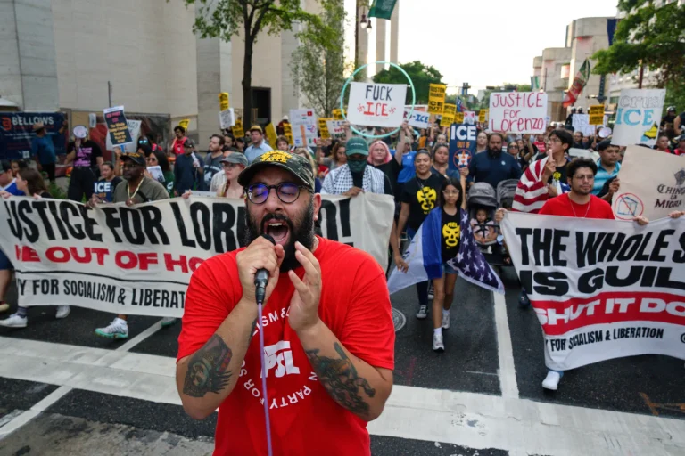 Manifestantes en Houston exigen a las autoridades federales que divulguen más información y presenten testigos sobre el asesinato ocurrido el martes a manos del ICE