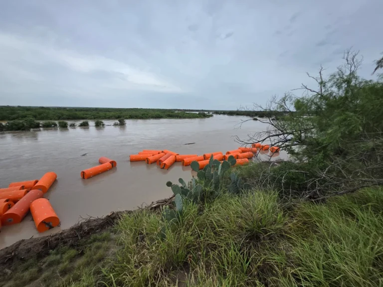 Las boyas federales que se soltaron en el crecido Río Grande demuestran el peligro sobre el que advirtió la Frontera Federation.