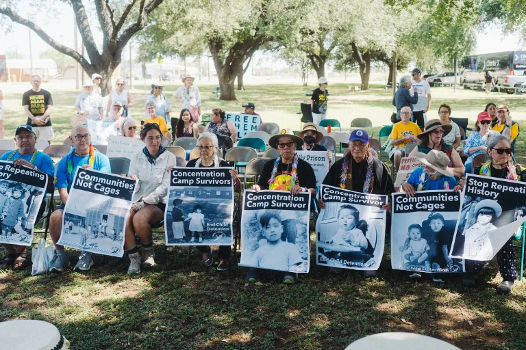 Supervivientes del internamiento de japoneses y líderes religiosos exigen el cierre del centro de detención del ICE en el sur de Texas.