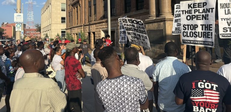 “Tratados peor que el ganado”: 2,500 trabajadores de Tyson despedidos, la planta cierra sus puertas de la noche a la mañana.