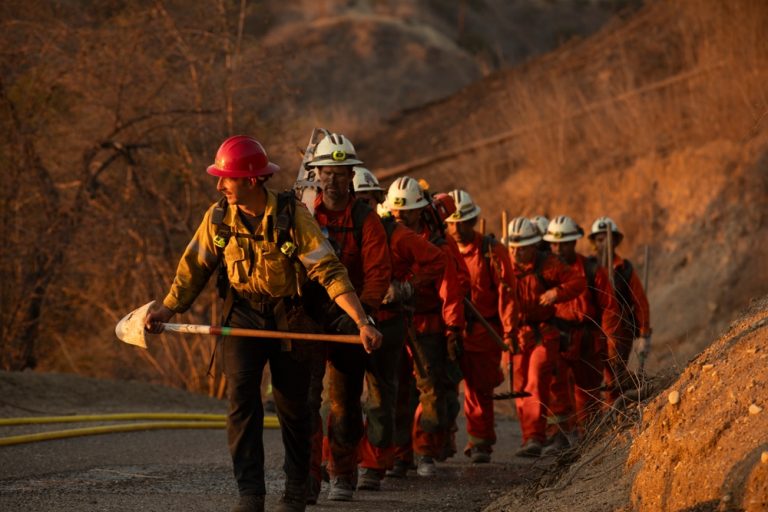 Los bomberos encarcelados están en primera línea de combate contra los incendios forestales de la costa oeste