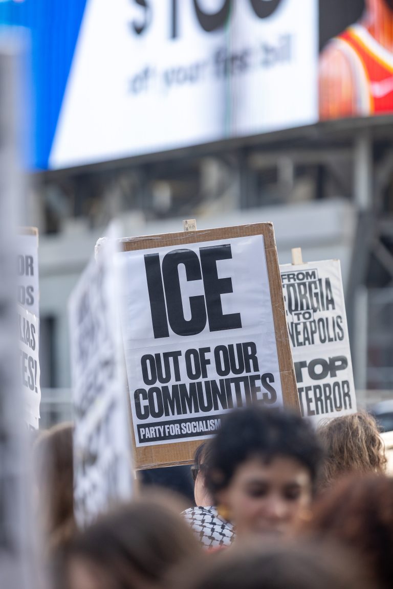 El gobierno acusa de agresión al hombre al que ICE disparó por la espalda.
